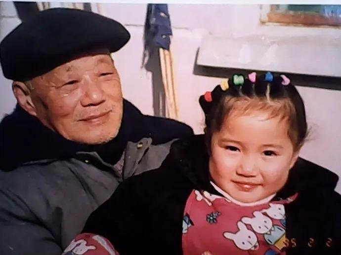 “这个广东爷爷的育儿经火出圈了！”孙女刚上幼儿园，这位睿智的爷爷就教她9条规矩，