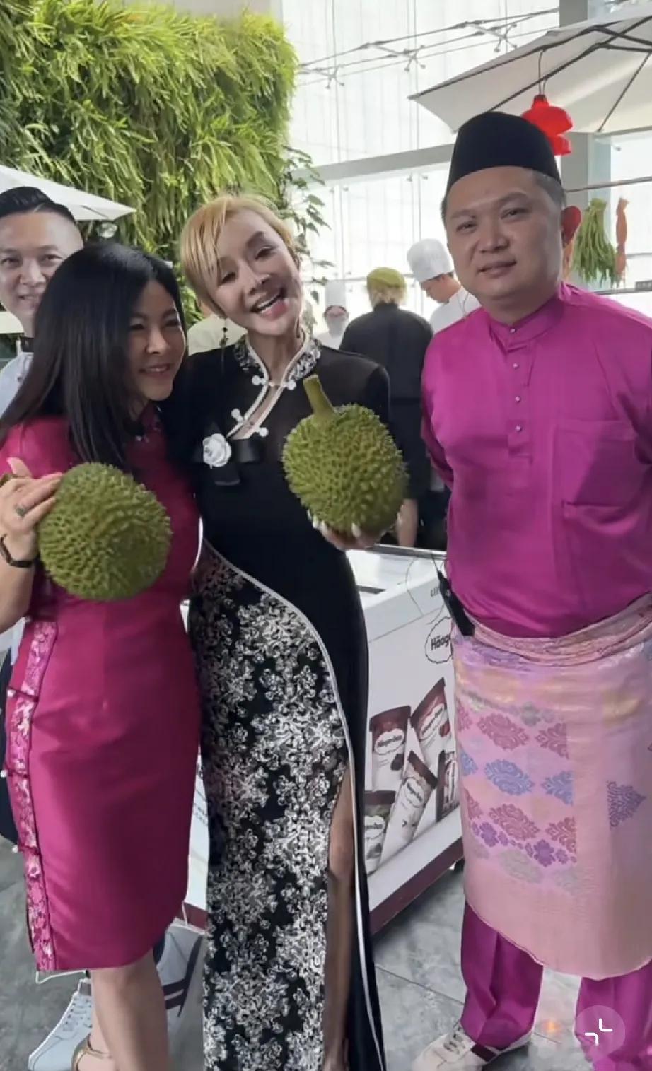 叶子媚在香港尖沙咀参加榴莲节，染黄头发身材依然性感，比不上年轻时，但也有优美的曲