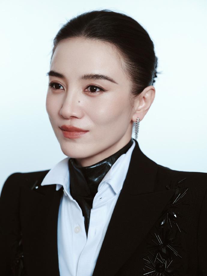 1.宋佳拿飞天视后虽然争议比较大，但她本人是觉得奖项在手天下她有的，而且有奖之后