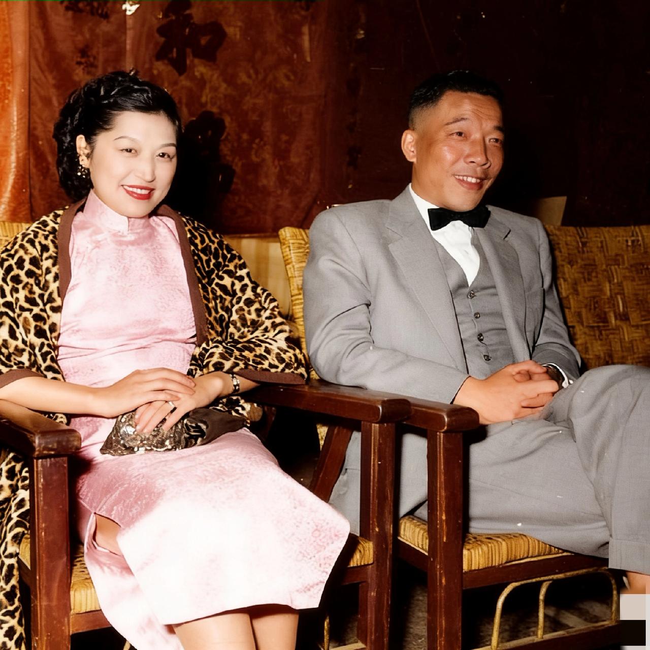 50年代，顾正秋与任显群热恋期间，两人留下了一张格外罕见的合影。照片里的他们并肩