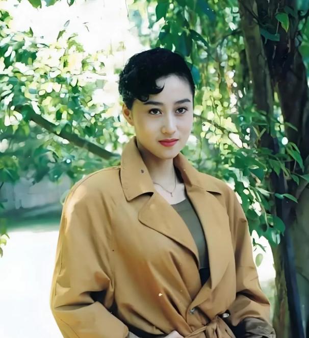1987年，在慈善晚会后台，张国荣听到有个女人哭得很伤心，走近一看竟是25岁的利