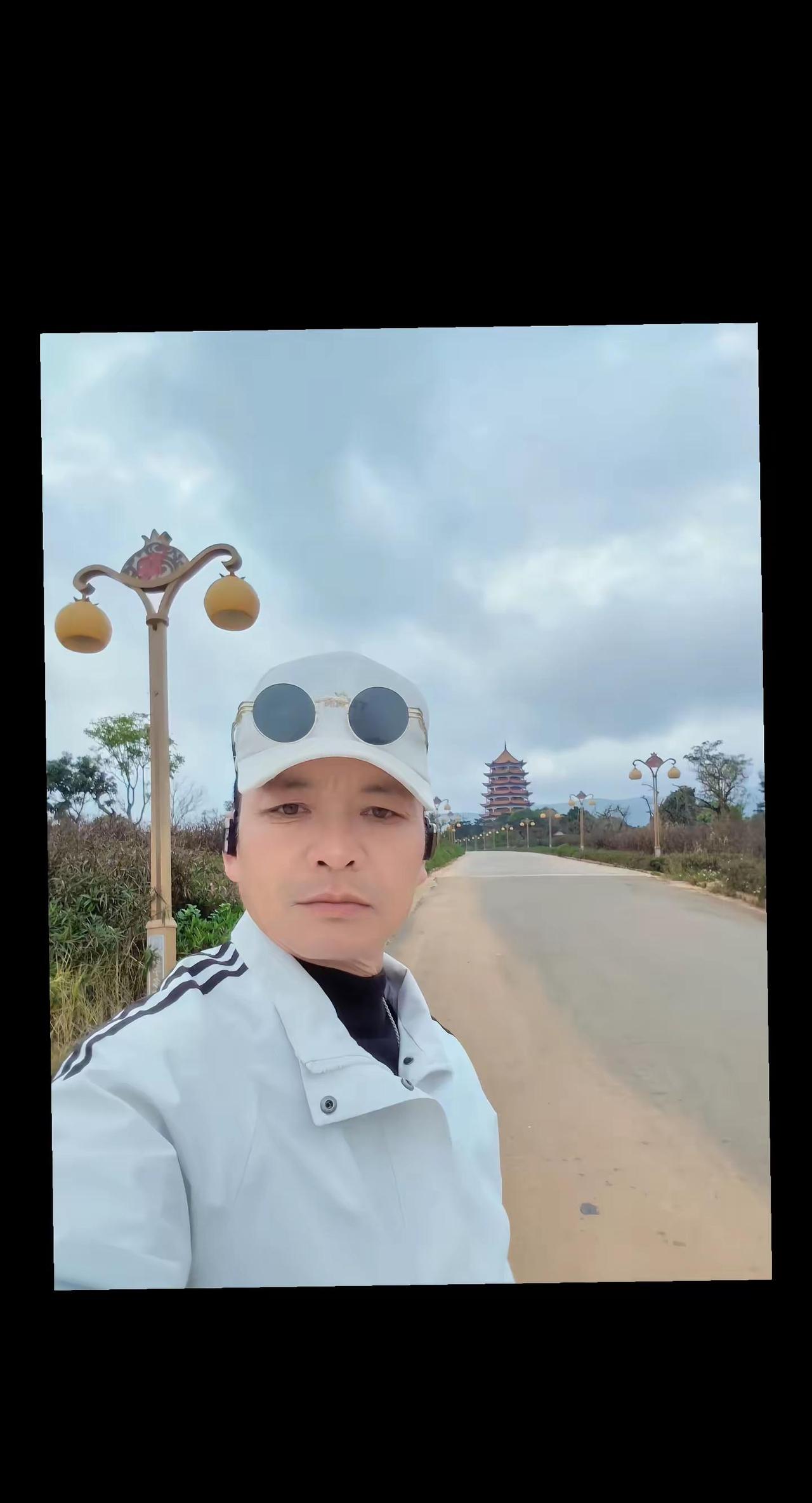 我们云南的天气呀！白天是二十几度过着夏天，晚上只有十度左右，还过着冬天的天气！