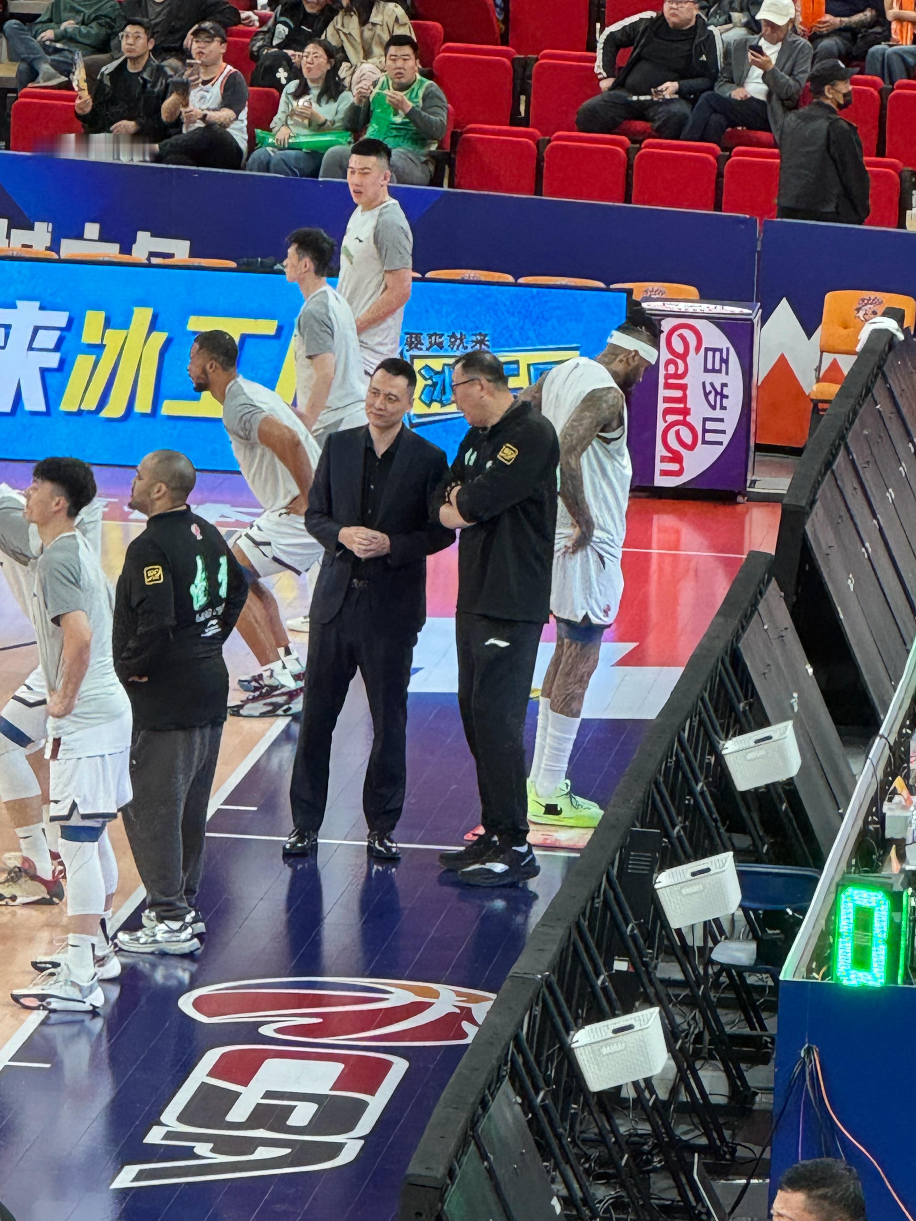 卢伟指导和继伟聊完，又去和吴乃群指导聊了上海久事大鲨鱼辽宁男篮