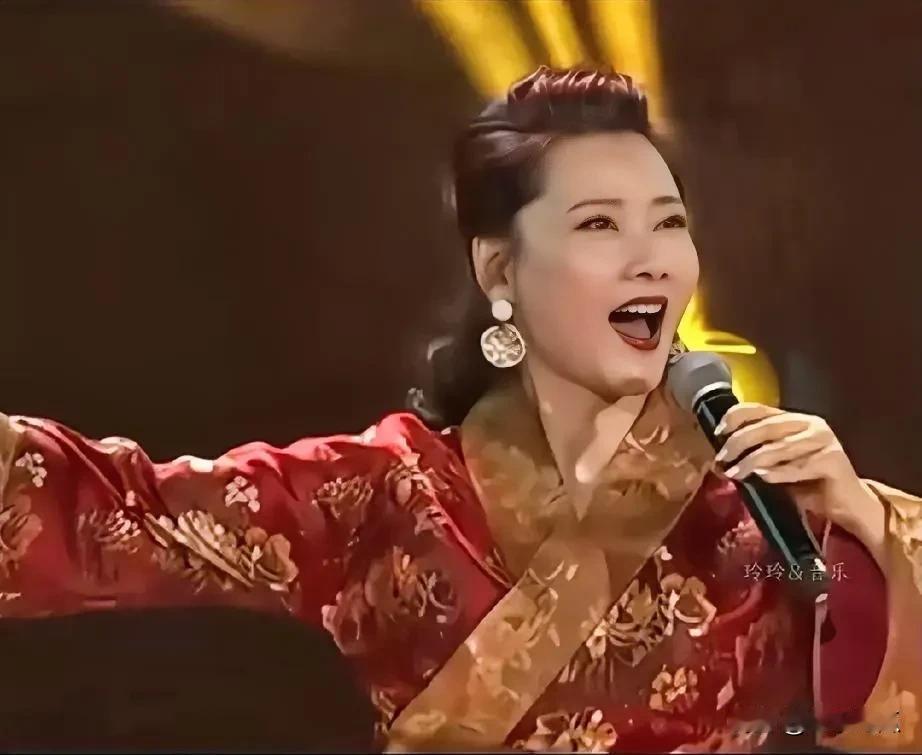 何赛飞是个让人赞不绝口的女演员！
她颜值高，为人爽直。从年轻时的青涩，到如今的优