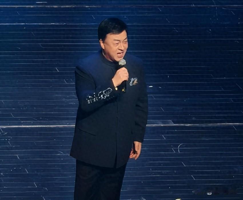 66岁吕继宏的“精致独居”
前几天，66岁的吕继宏回西安音乐学院讲座，无伴奏清唱