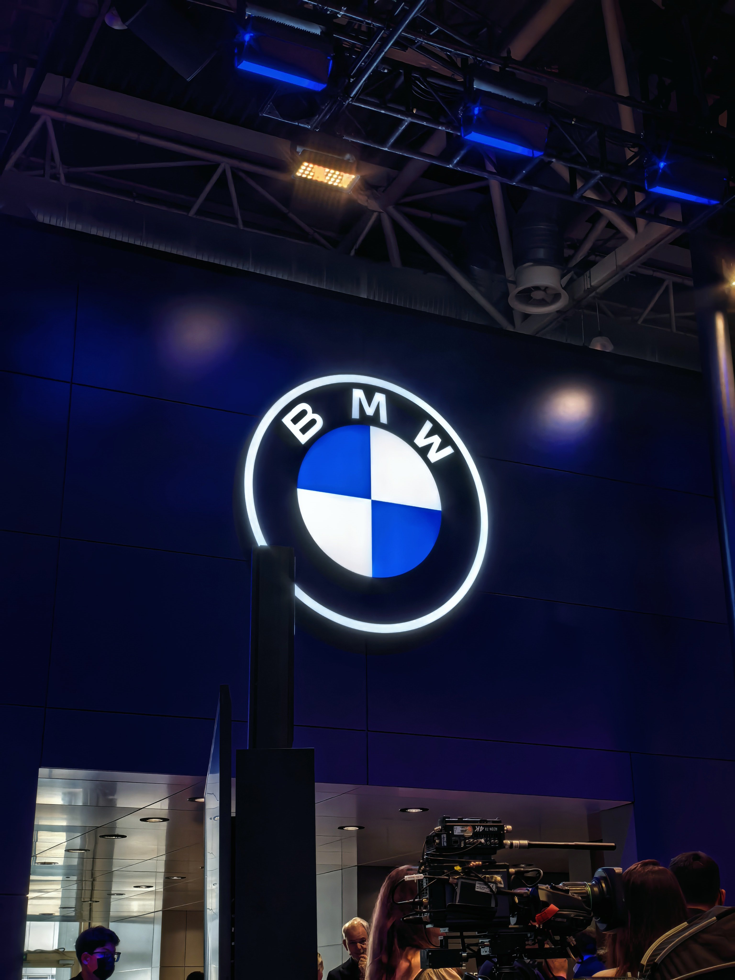 来看看宝马的新车:智驾数码团