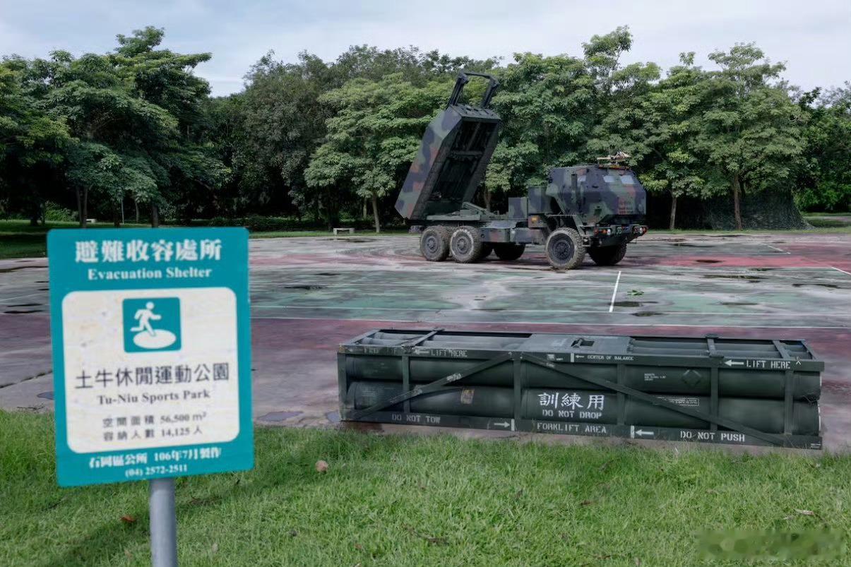 汉光41军事演习中，台军将“海马斯”多管自行火箭炮阵地布置在台湾民众的“避难收容