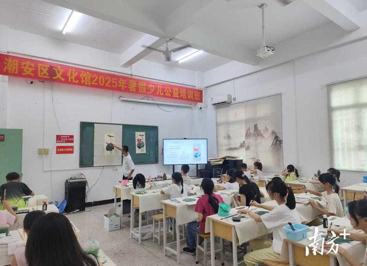 200个孩子学画画，先学“不伸手”

莲花画歪了，老师一句“莲心不染”拉回课堂