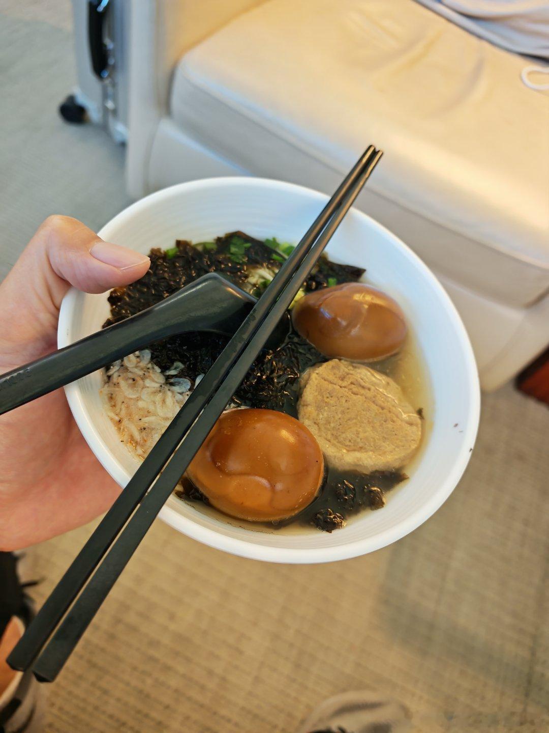一碗V26汤面结束一周的漂泊...希望等下的航班不要延误太多这周我们在上海办了场
