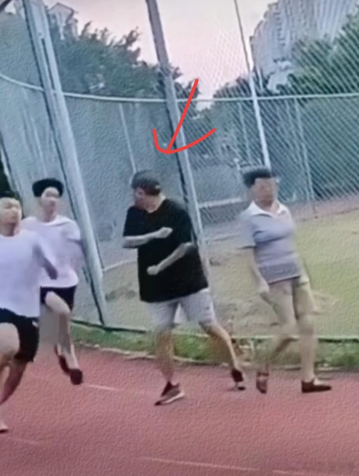 老人散步故意肘击训练学生想散步你去公园，估计在跑道嫌别人跑步速度快影响他散步了，