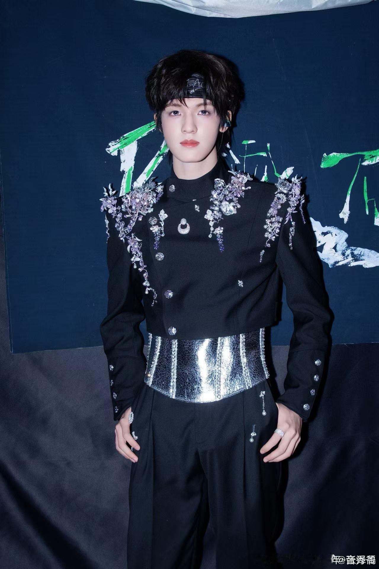 张泽禹黑发vs绿发 黑发凸显精致五官，绿发衬托独特气质，不管哪一款都能让人眼前一