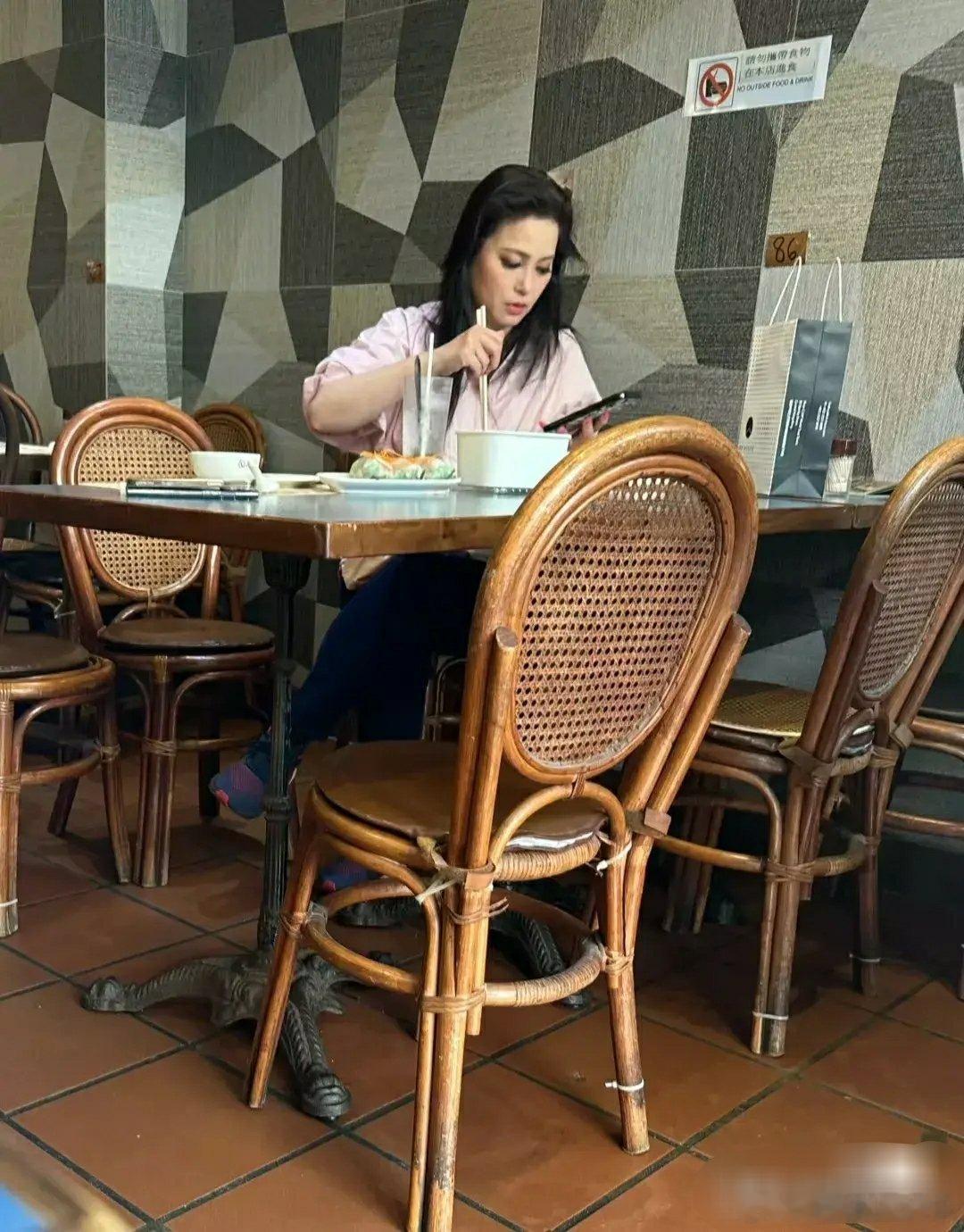 不敢相信是同一个人！明明电视上珠圆玉润，真人看上去好瘦，好漂亮！ ​​​