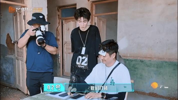 奥利洗澡也签对赌协议 《我在芒果当甲方》里，奥利这波操作把“内卷”玩到了洗澡间。