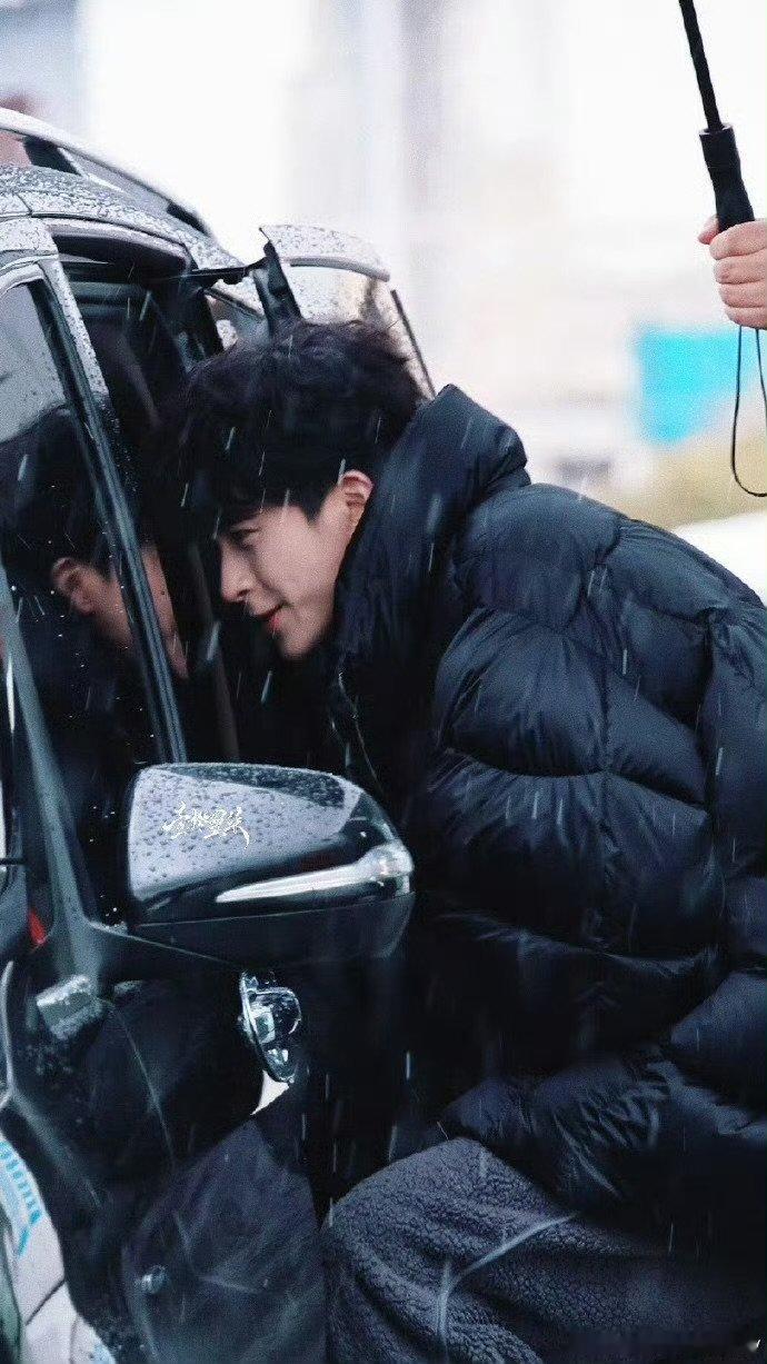 敖瑞鹏难受到捂肚子皱眉谁看了不心疼啊！敖瑞鹏难受得捂肚子皱眉，肠胃炎还没好利索，