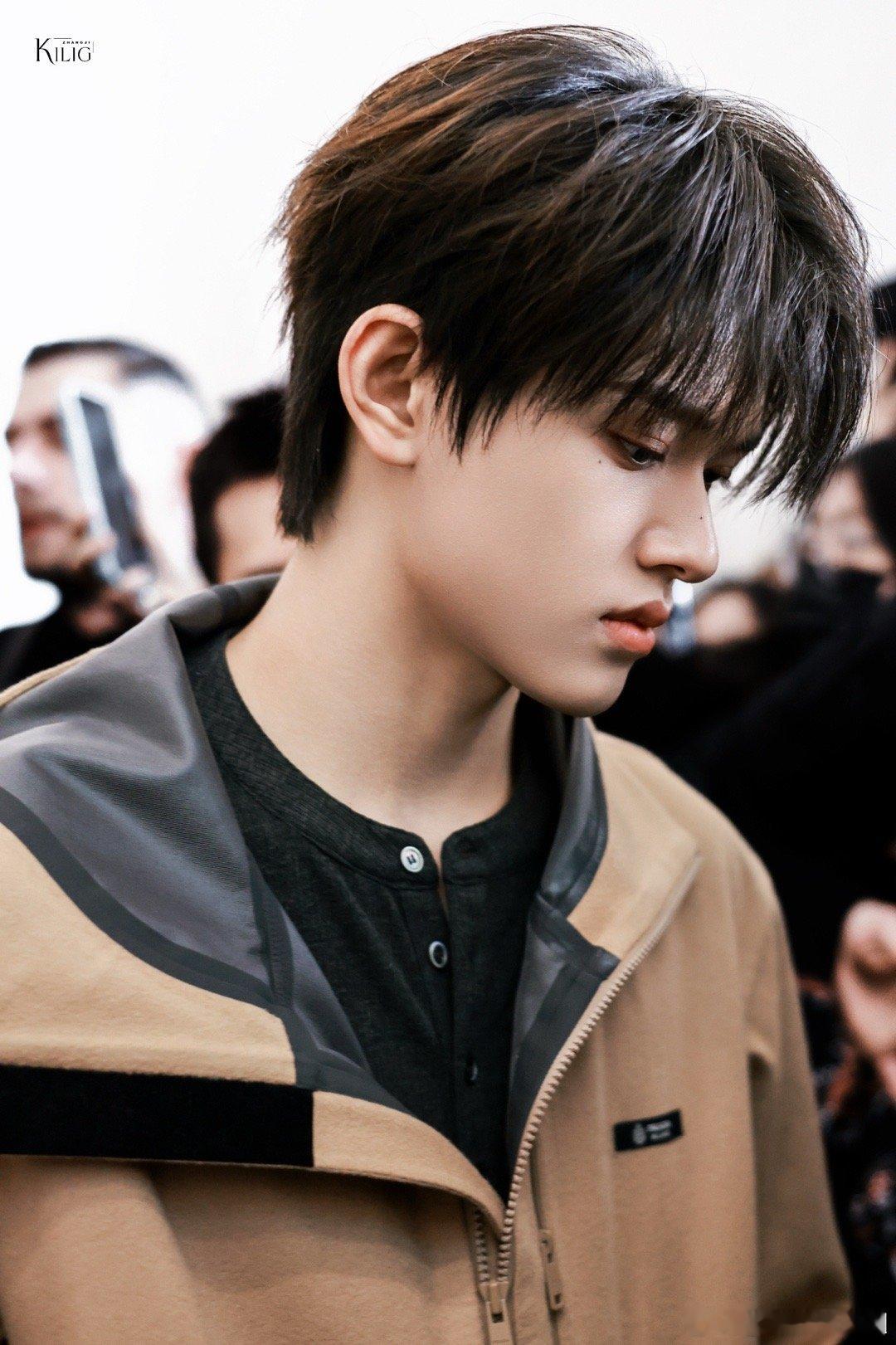 张极冷脸帅张极帅出AI提示标 刷到张极冷脸图的时候手滑点了个保存，结果手机弹出提