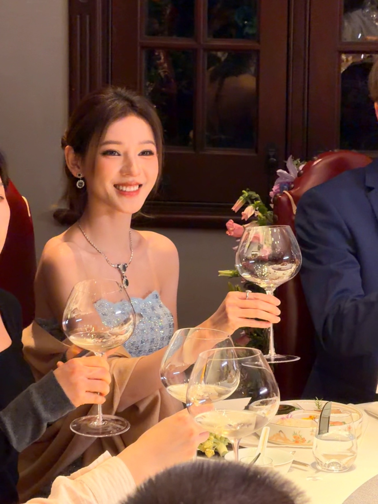 网友在上海和张予曦一起吃饭张予曦春日造型氛围感拉满起猛了，在上海看见张予曦姐姐和