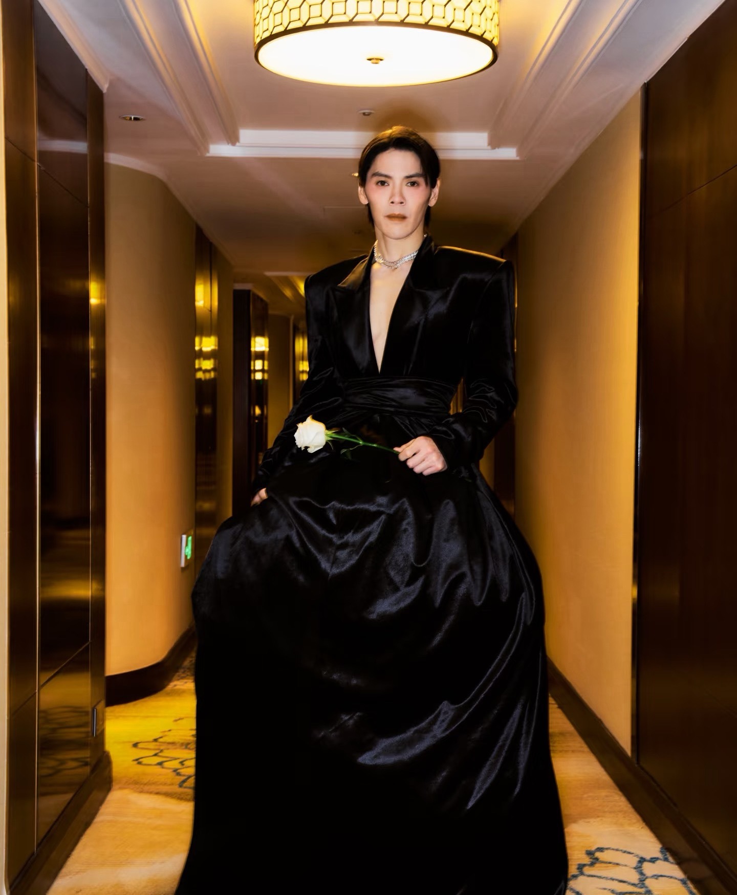 博主吐槽向佐走秀造型辣眼睛博主吐槽向佐走秀造型辣眼睛，一般人可是驾驭不了这个造型