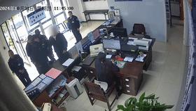 男子到警局求证发现自己是网上逃犯，真实原因有3个。
1.现代科技厉害了，全国联网