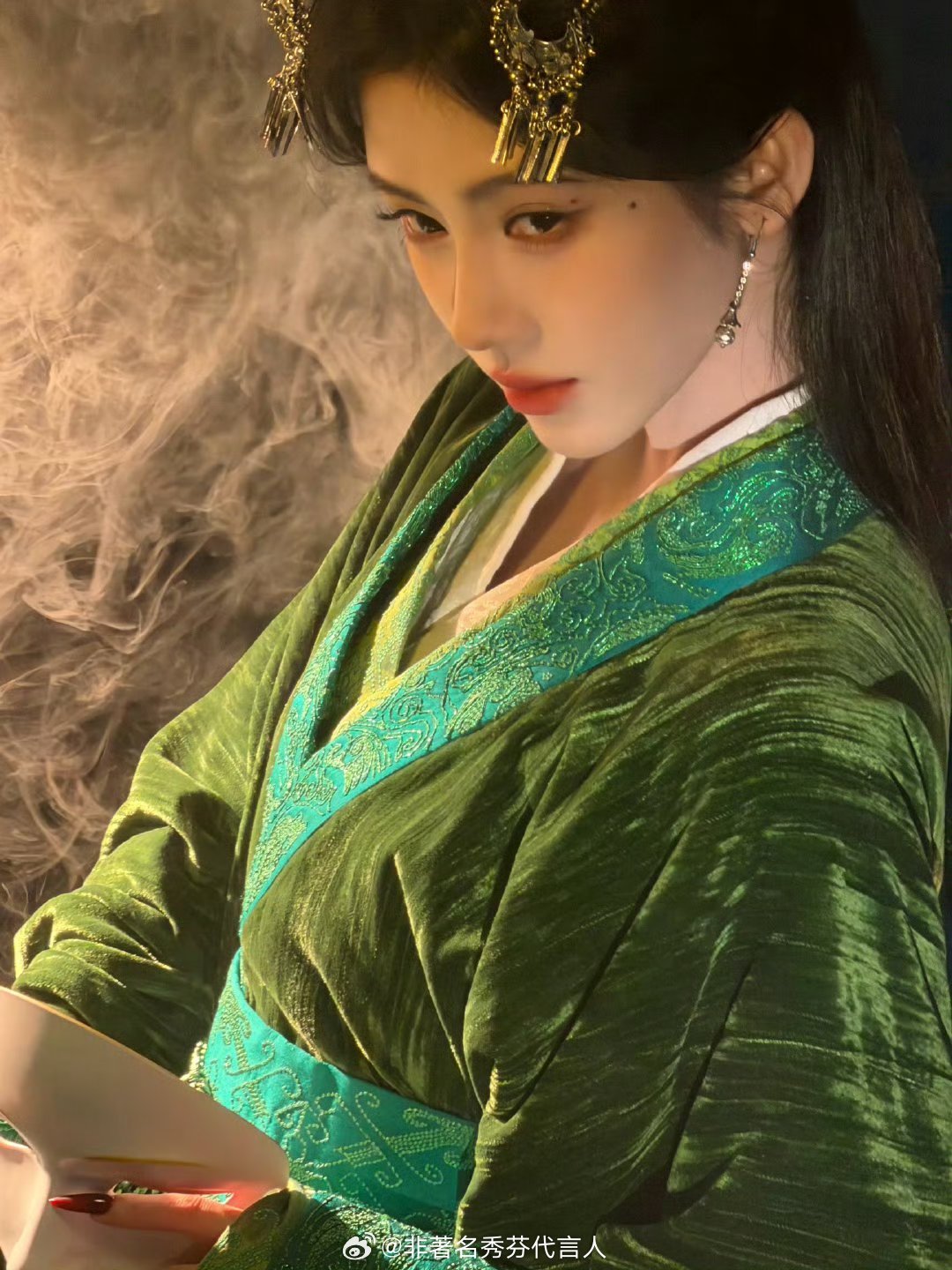 鞠婧祎问看月鳞绮纪了吗这颜值这妆造简直太神了。 