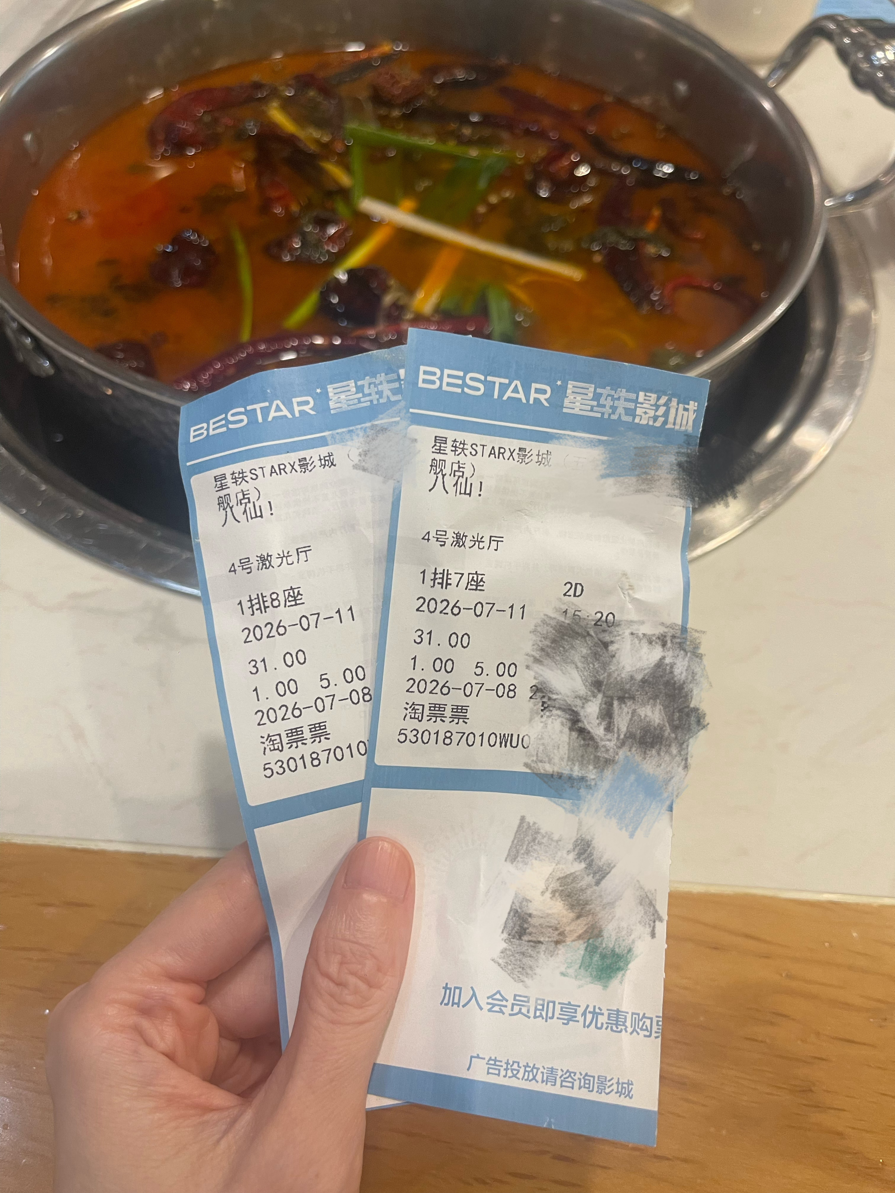 周深献唱八仙主题曲 因为听说周深唱了主题曲所以去看了《八仙》的电影，很惊喜，感觉