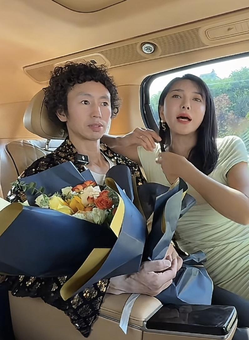 庞麦郎多日不见成了小白脸了，龚玥菲说从此不理被驴的了，只宠他一人。
庞麦郎最好的