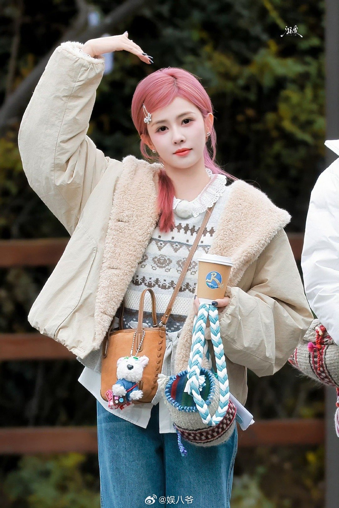 白鹿[超话]  白鹿今日饭拍路透，粉粉的好软萌[抱一抱] ​​​