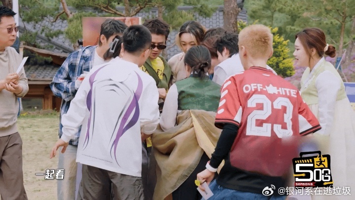 鹿晗跑着去看热闹鹿晗水都没放就去看热闹哈哈哈哈哈 谁给鹿晗按了加速键？一有动静水