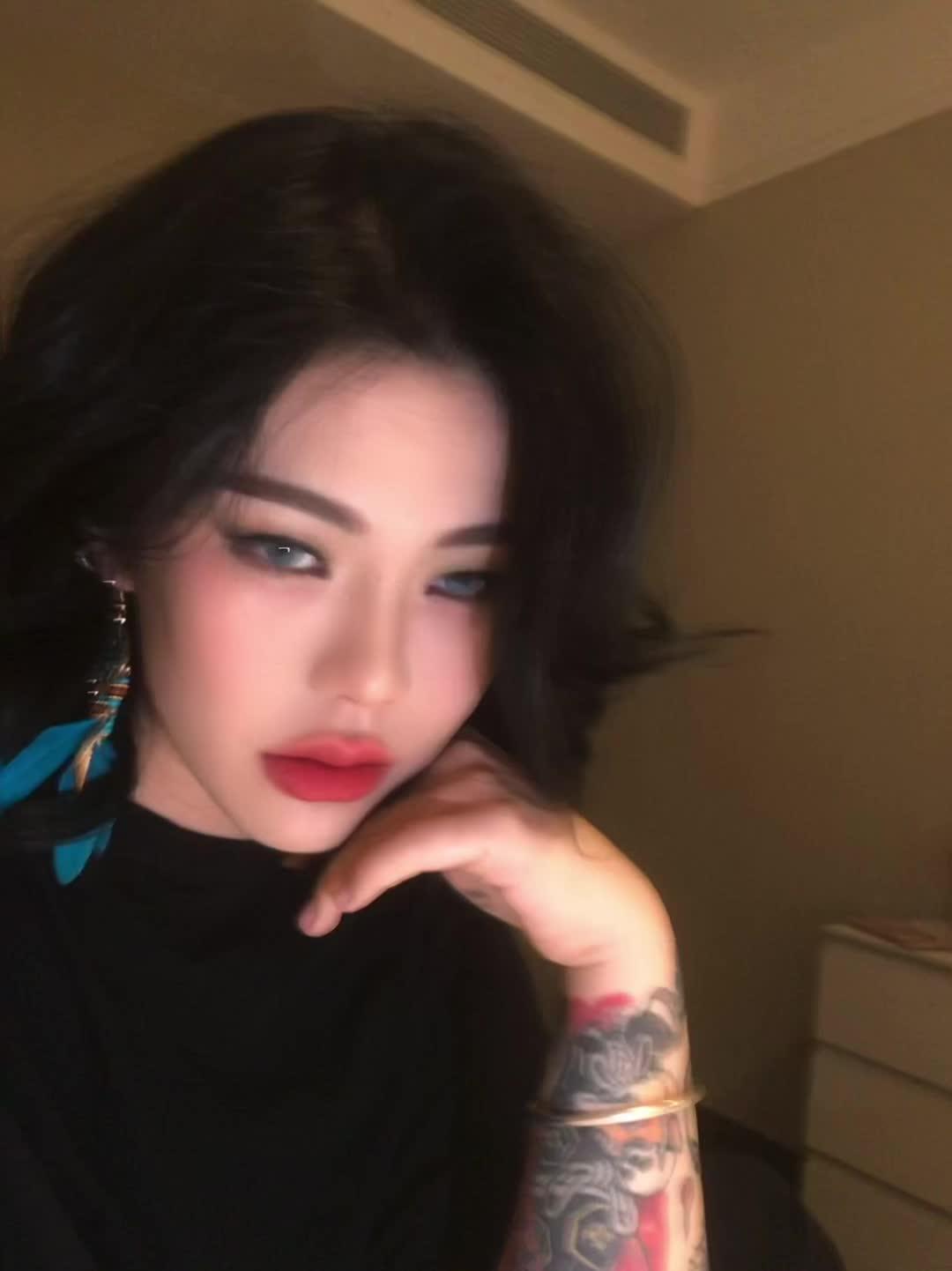 这女的装的