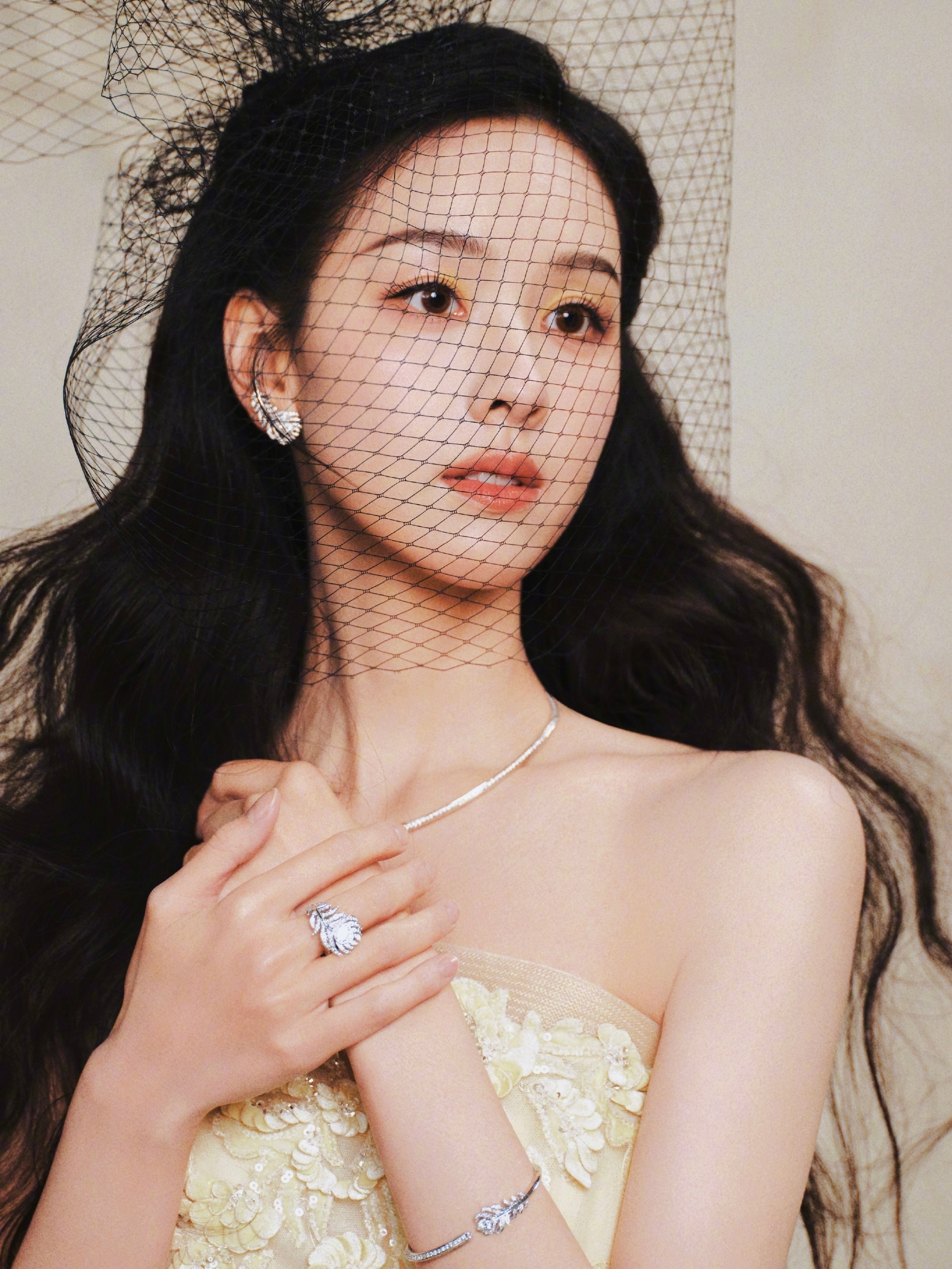 陈都灵 今日  晚会造型，淡黄亮片刺绣礼裙搭配Boucheron钻石羽毛珠宝，优