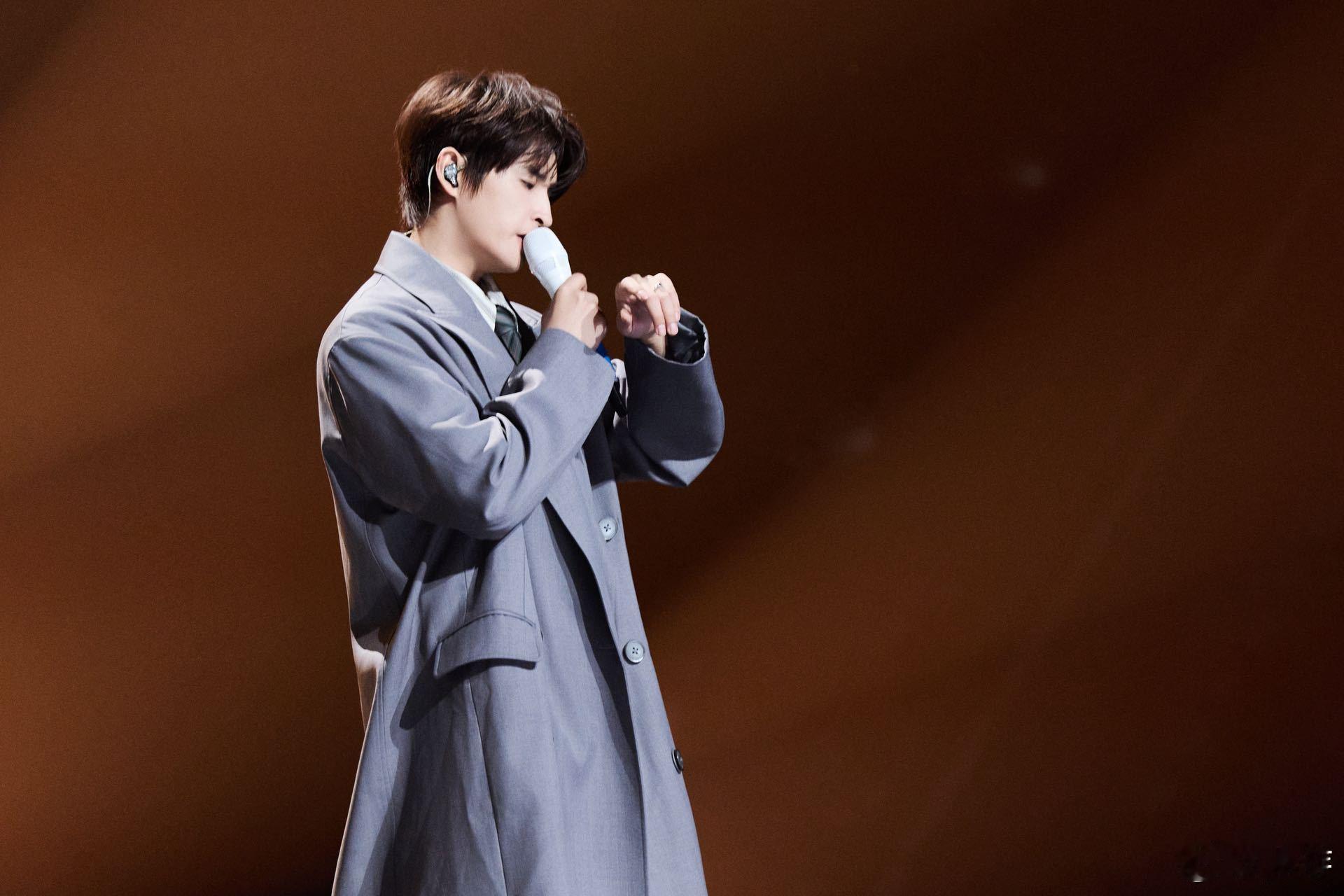 张远我也不小了也经历过一些 唱《等等等等》的时候，感觉他整个人都沉浸在歌曲里了，