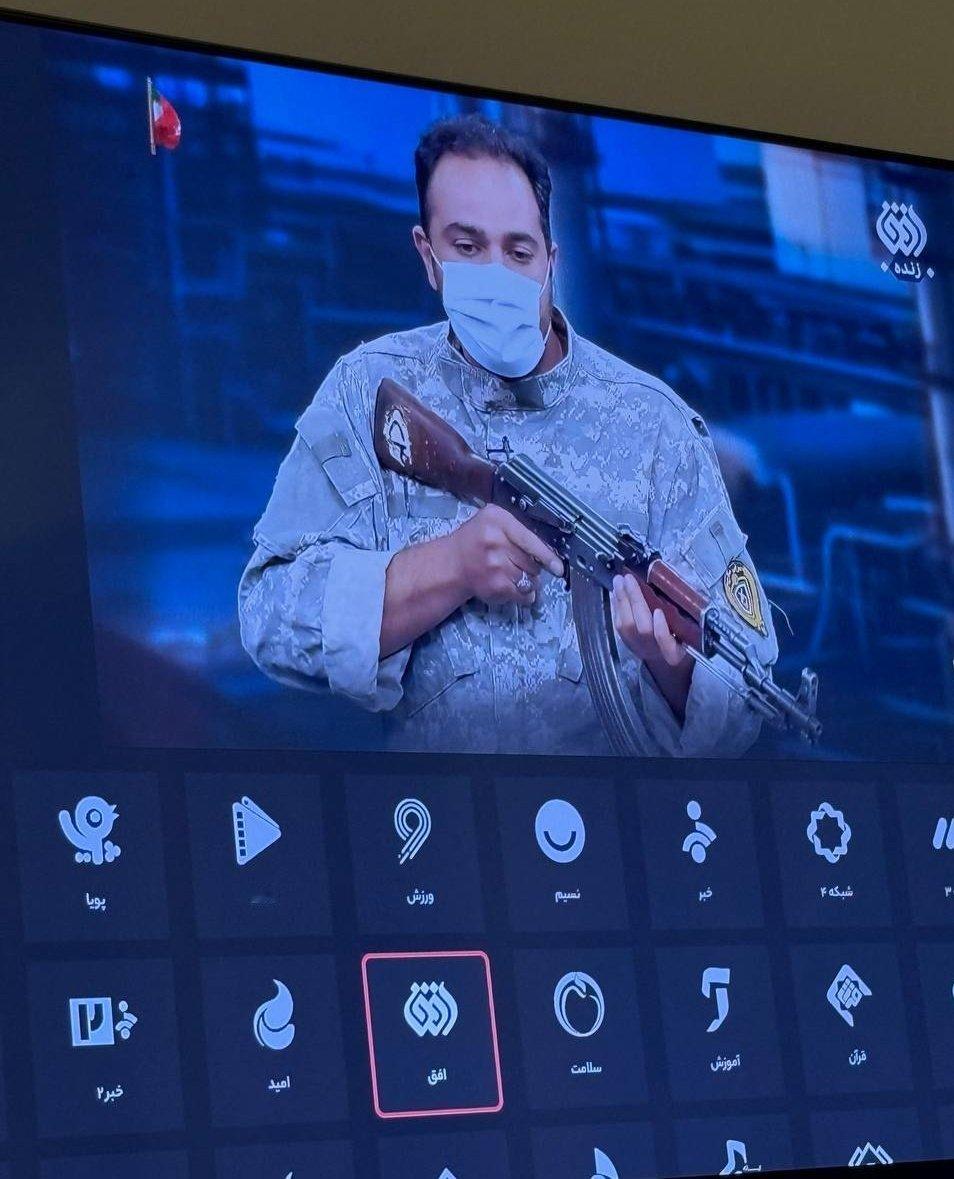 🇮🇷❗伊朗媒体正在教平民如何使用武器。频道主持人进行了一次实弹演习，瞄准阿联