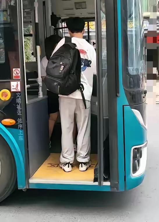 长沙公交车上这两块钱，暖透了无数人的心。
高中生忘带钱准备下车，司机师傅顺手帮他