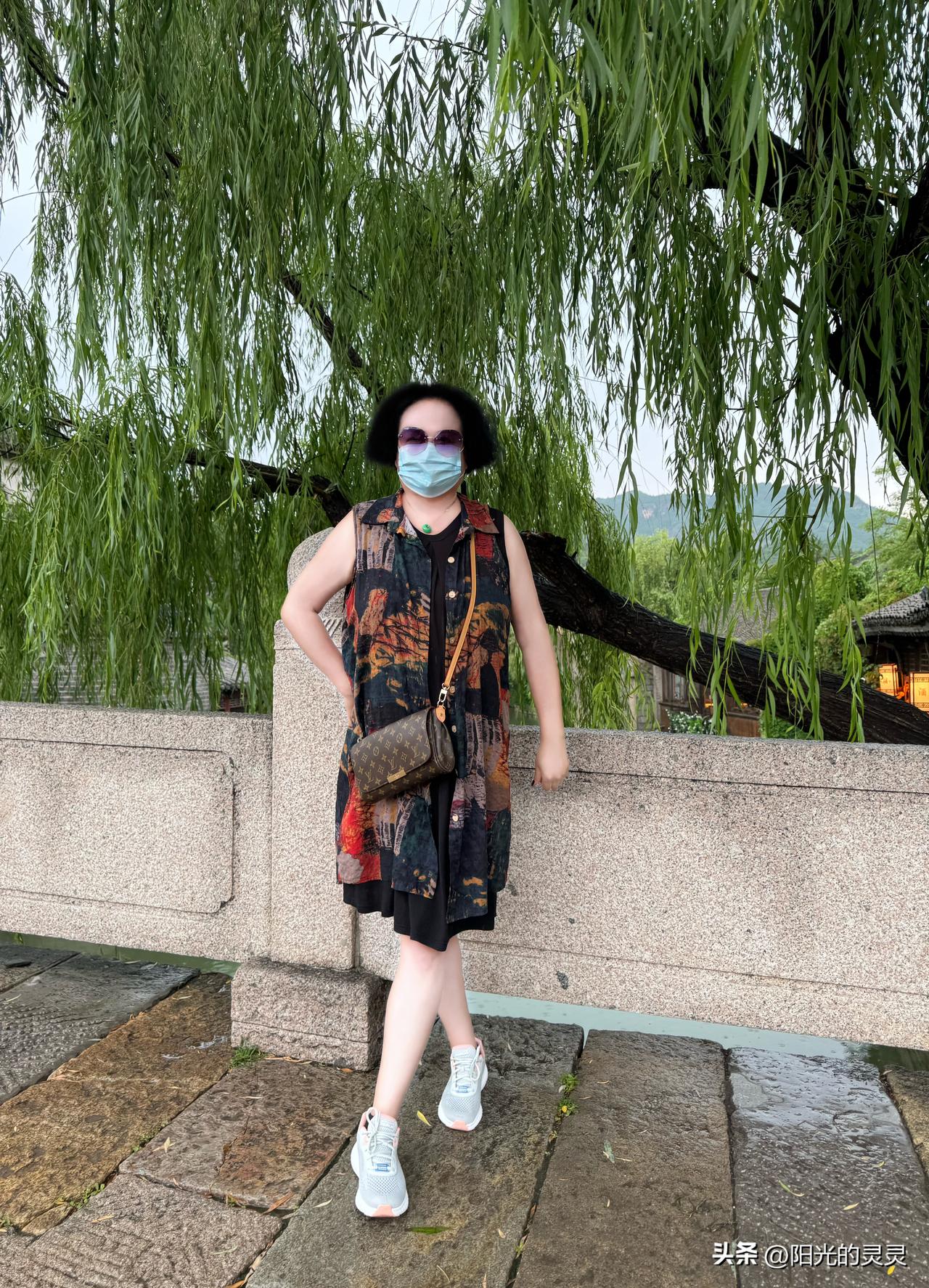 今天听见一个专家精彩的论述，简直把我佩服的五体投地：
现在的旅游分两种。
一种是