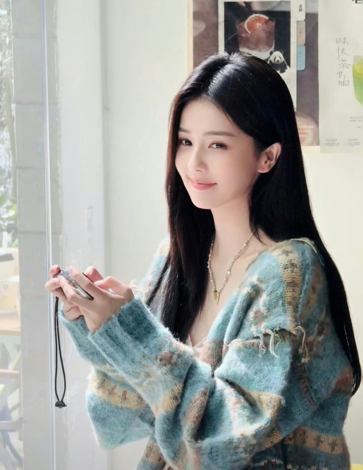 白鹿 白鹿周翊然透明爱人MV亲了白鹿猫的树合作新歌mv 好运常驻，自在无忧，愿白