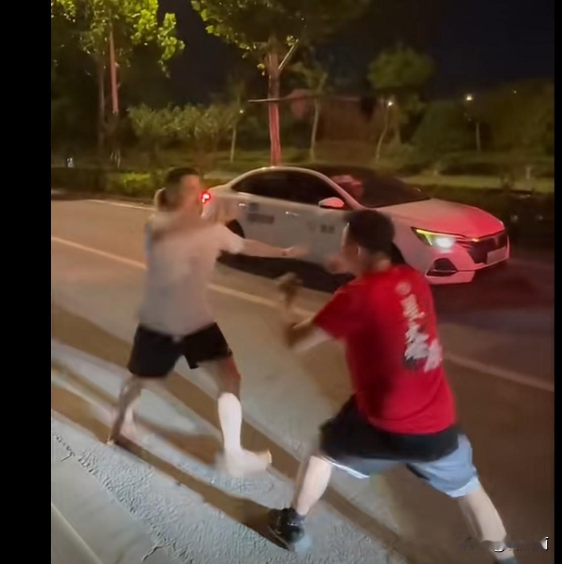 上海申花虽然在德比战中输球了，但是赛后申花球迷却打赢了！
本赛季中超联赛最后一次