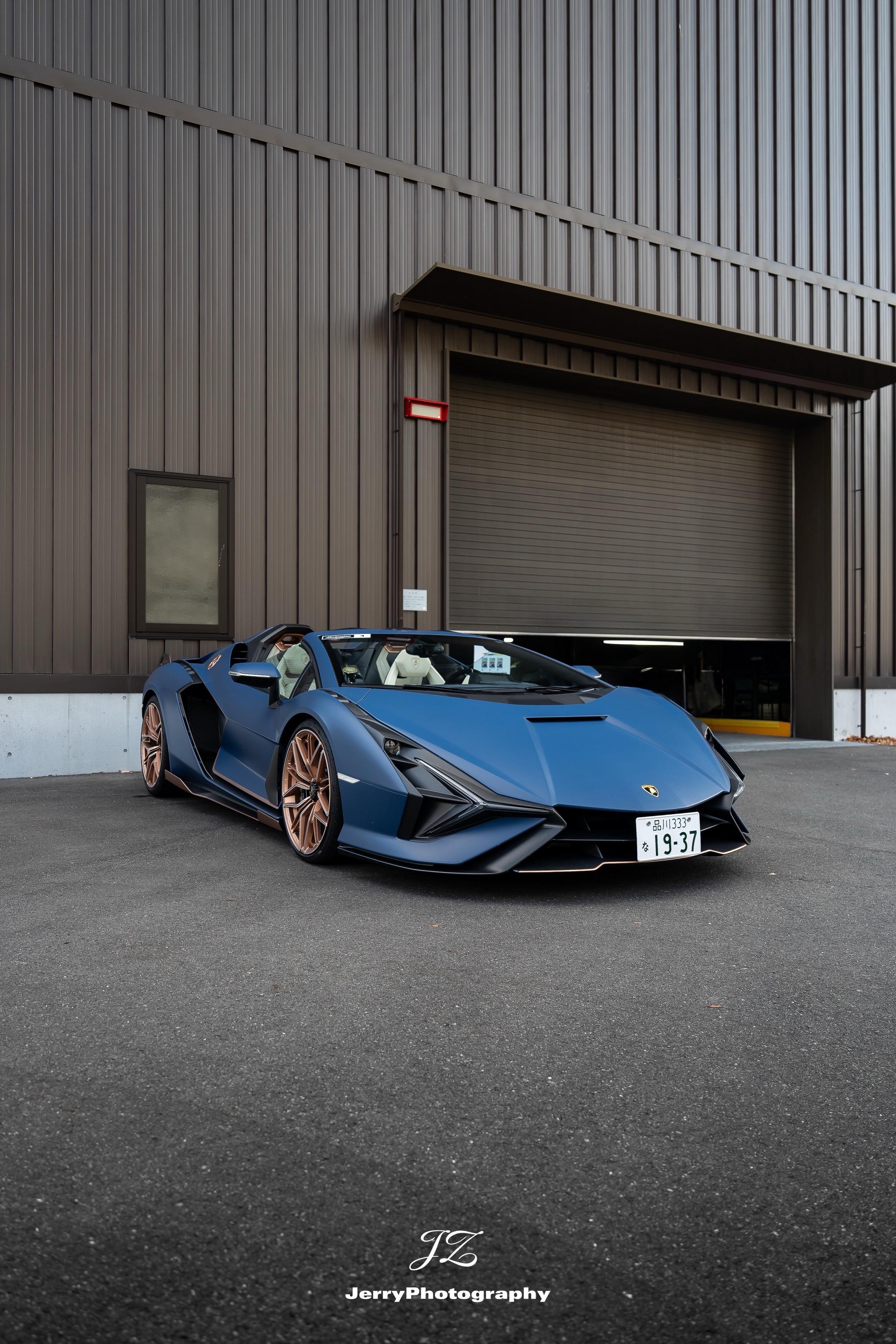 閃電牛王！蓝车白内的Sian roadster，金色点缀是兰博的灵魂！