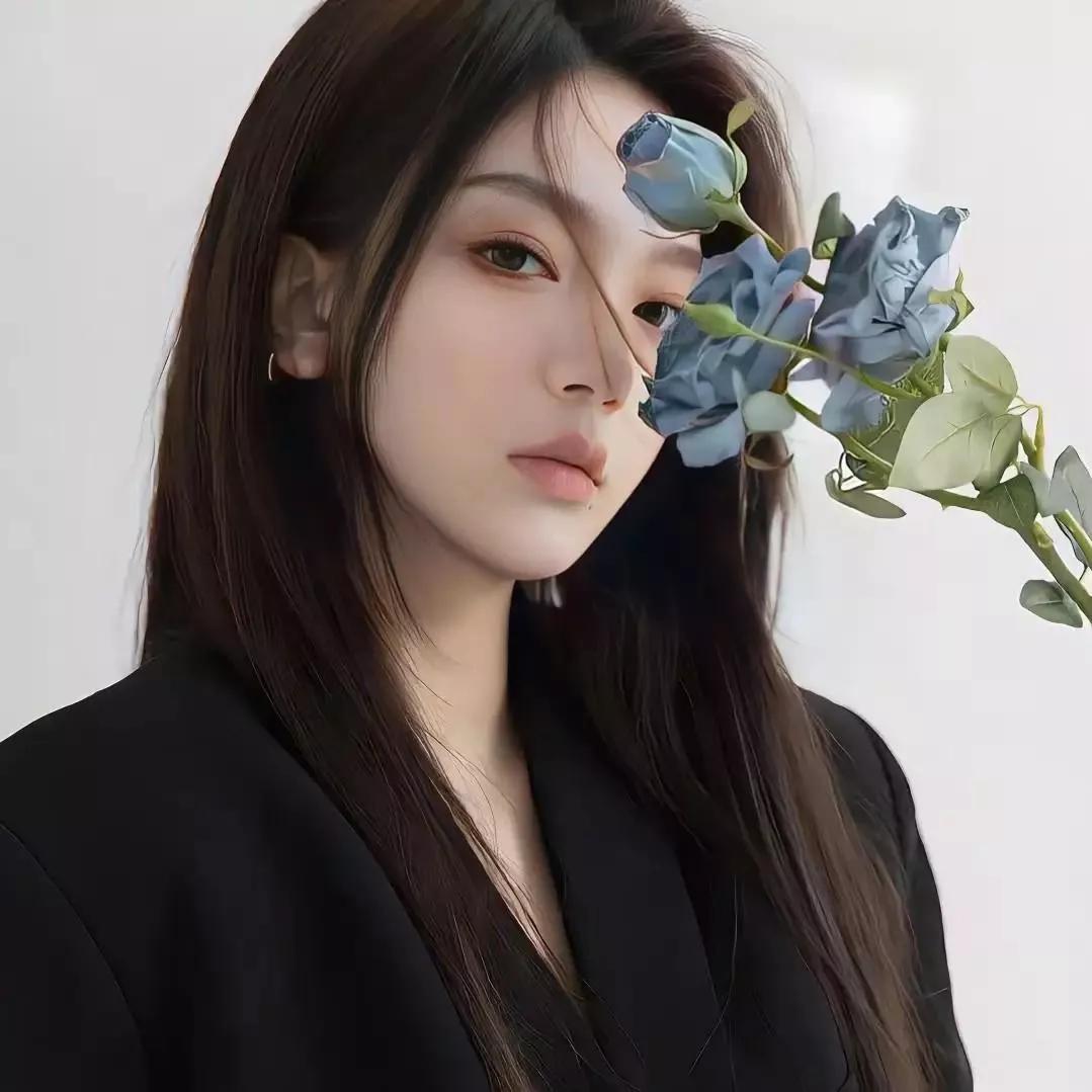 蓝玫瑰与黑西装的优雅邂逅黄玫瑰长裙 蓝玫瑰花海 深情的蓝玫瑰 蓝玫瑰魅影 手捧蓝