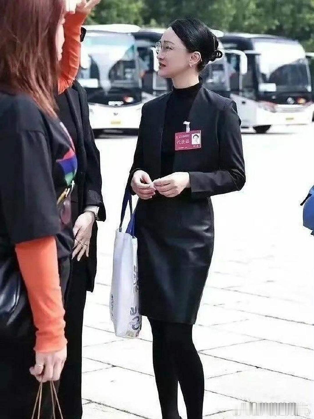 上半身很体制内，下半身很娱乐圈 ​​​