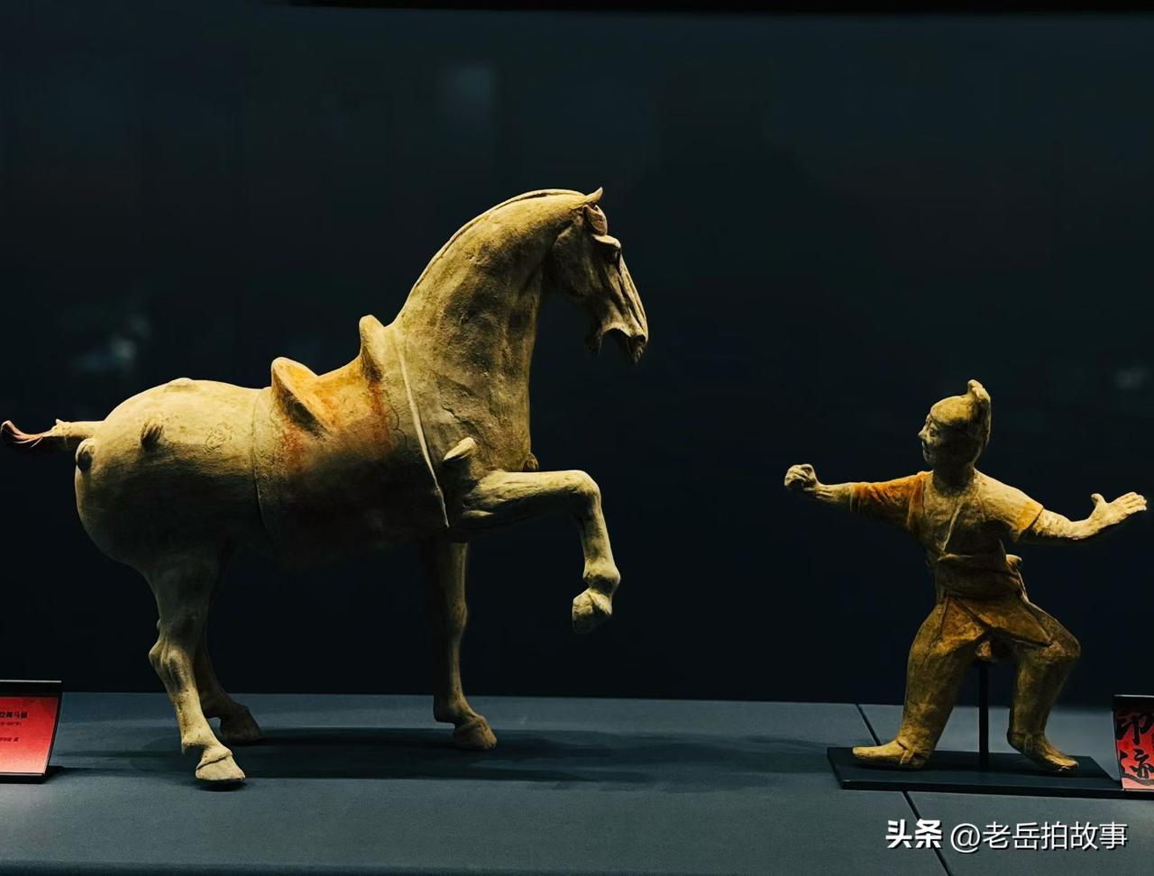 对平时在闲谈中经常说别人坏话的人，一定要多留个心眼儿，最好的办法就是和这样的人少