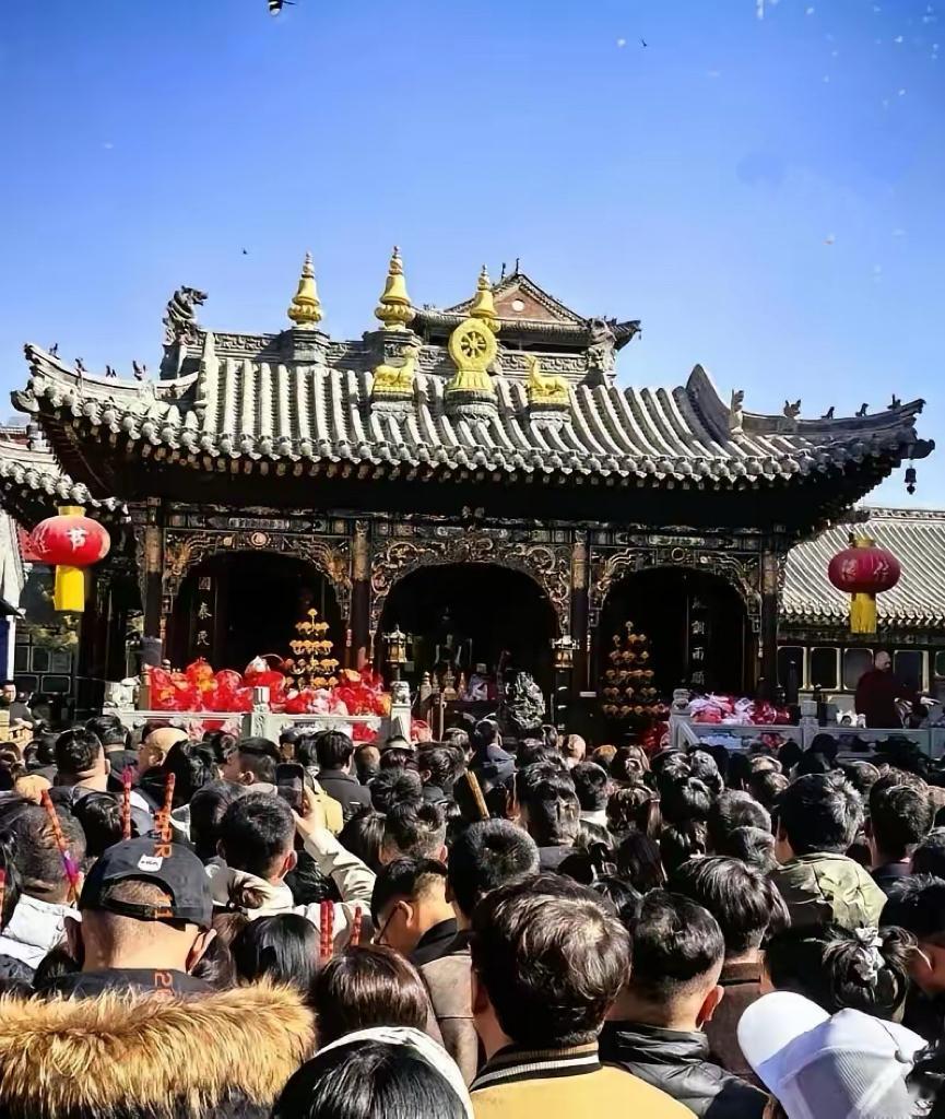五台山突然封庙整顿的消息刷屏，不少人急得跳脚，我反倒觉得大快人心。

好好的千年