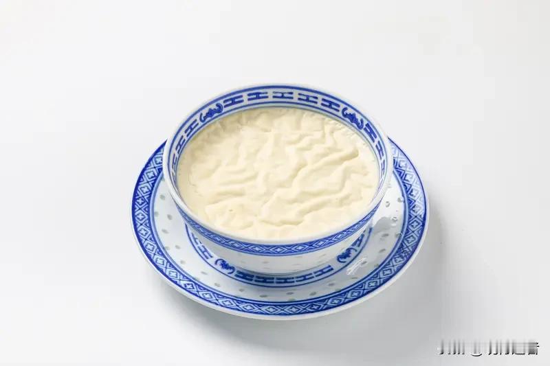 双皮奶是源自顺德的一道经典粤式甜品，其独特之处在于那浓郁的奶香与丝滑细腻的口感。