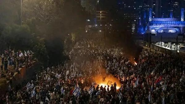 以色列爆发大规模抗议
此前在司法改革期间，内塔尼亚胡曾于2023 年 3 月将加