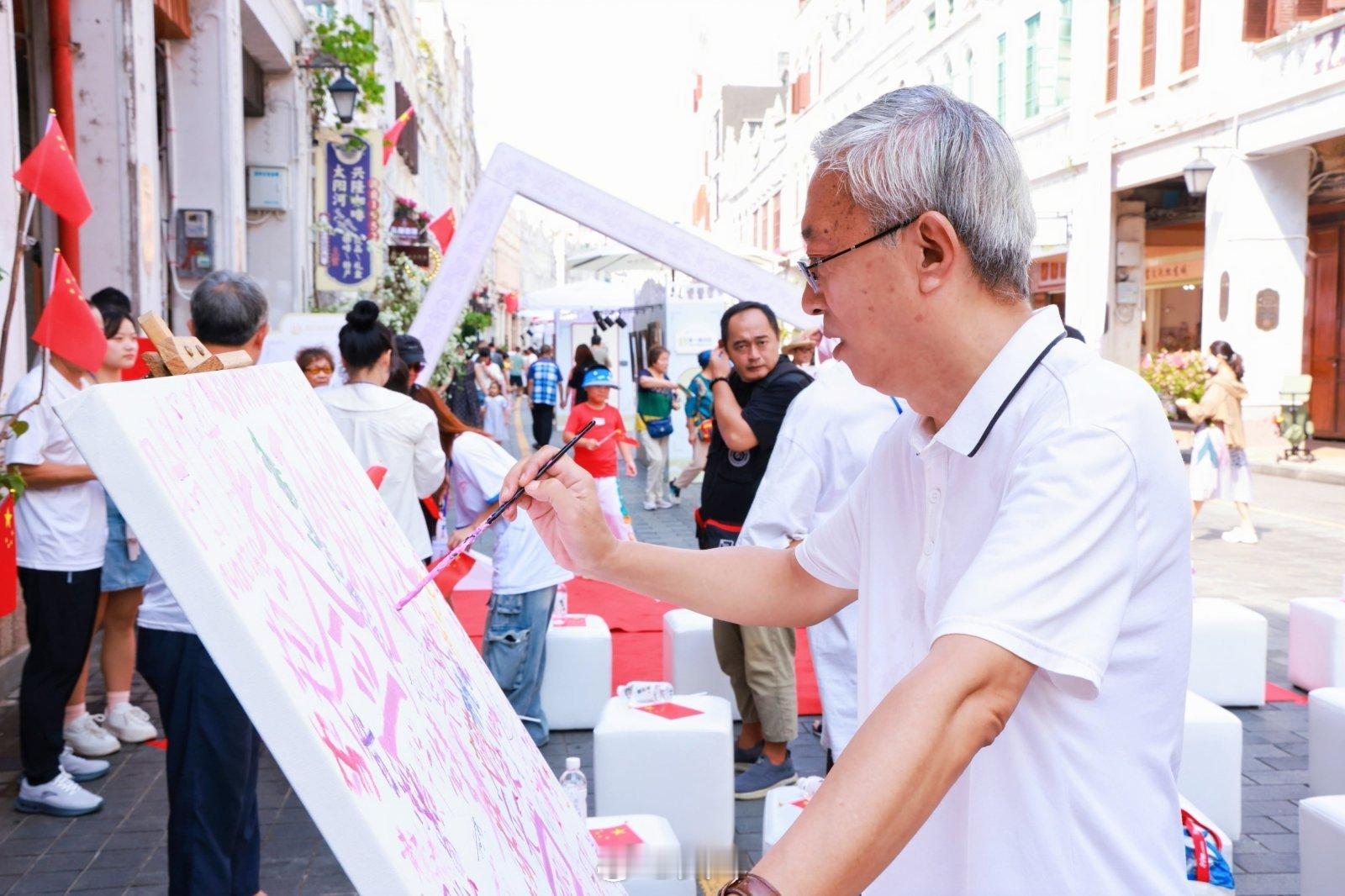 #旅途光影# 遇见骑楼写生展，不仅能让市民游客能就近就便欣赏艺术之美。更让拥有独