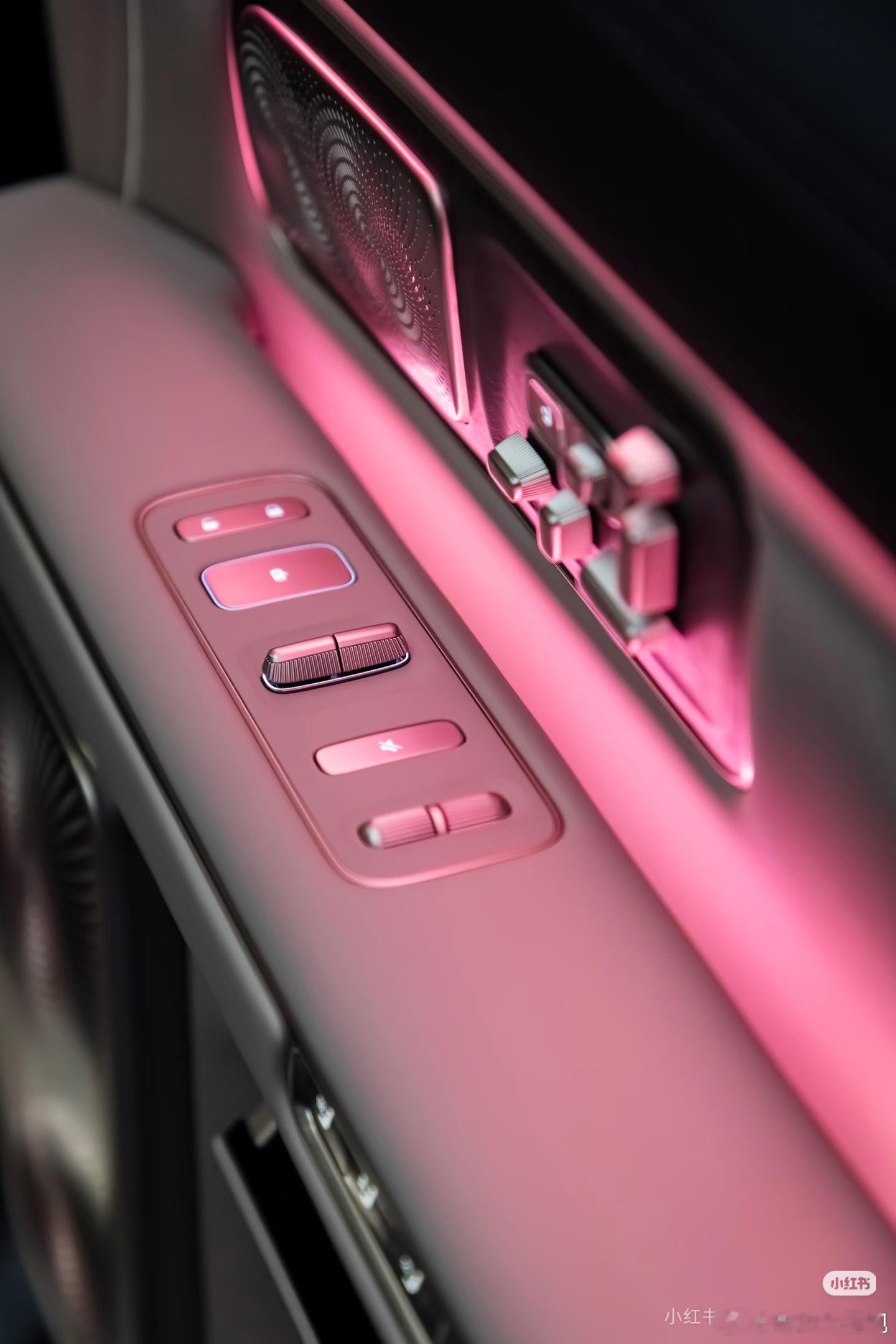 实话实说不知道曾几何时我看大三排SUV如果没有把座椅按键放到门板上没有扬声器氛围