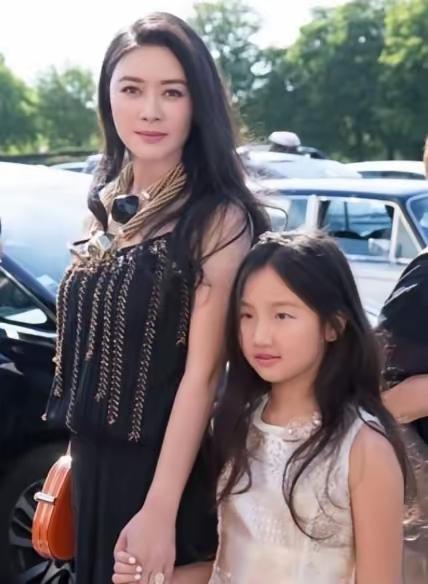 20年前鲍蕾田海蓉互撕？
成年人的体面，从放过过往开始。
 
2001年的那场口