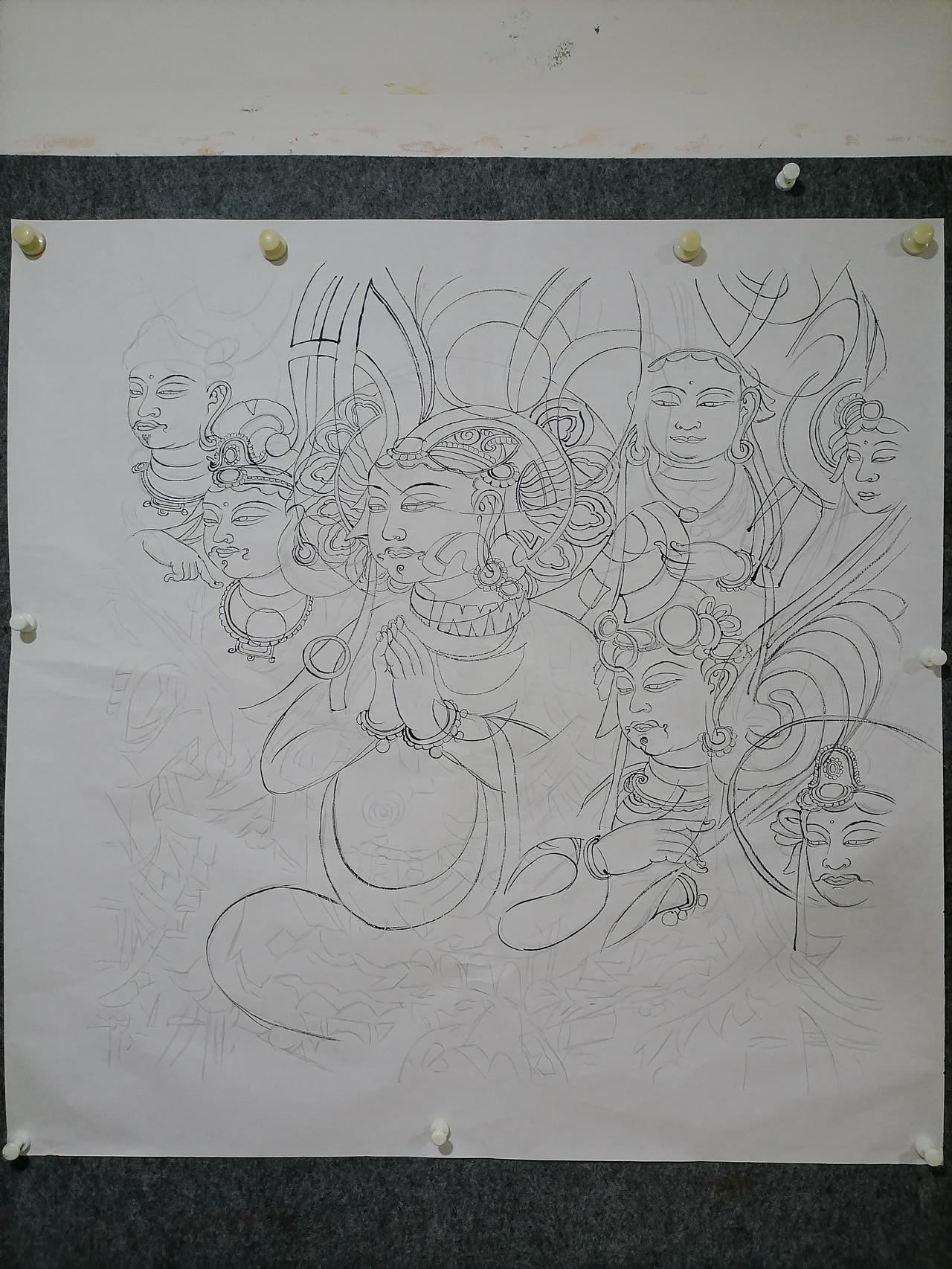 创作佛光画作先以毛笔勾勒线条，精准描绘佛身、衣纹与背光轮廓，把控整体庄严构图。线