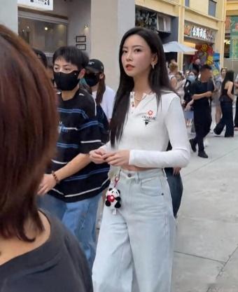 于文文现身成都，身材好瘦人很美，裤腰上还挂个小熊猫，好可爱 ​​​