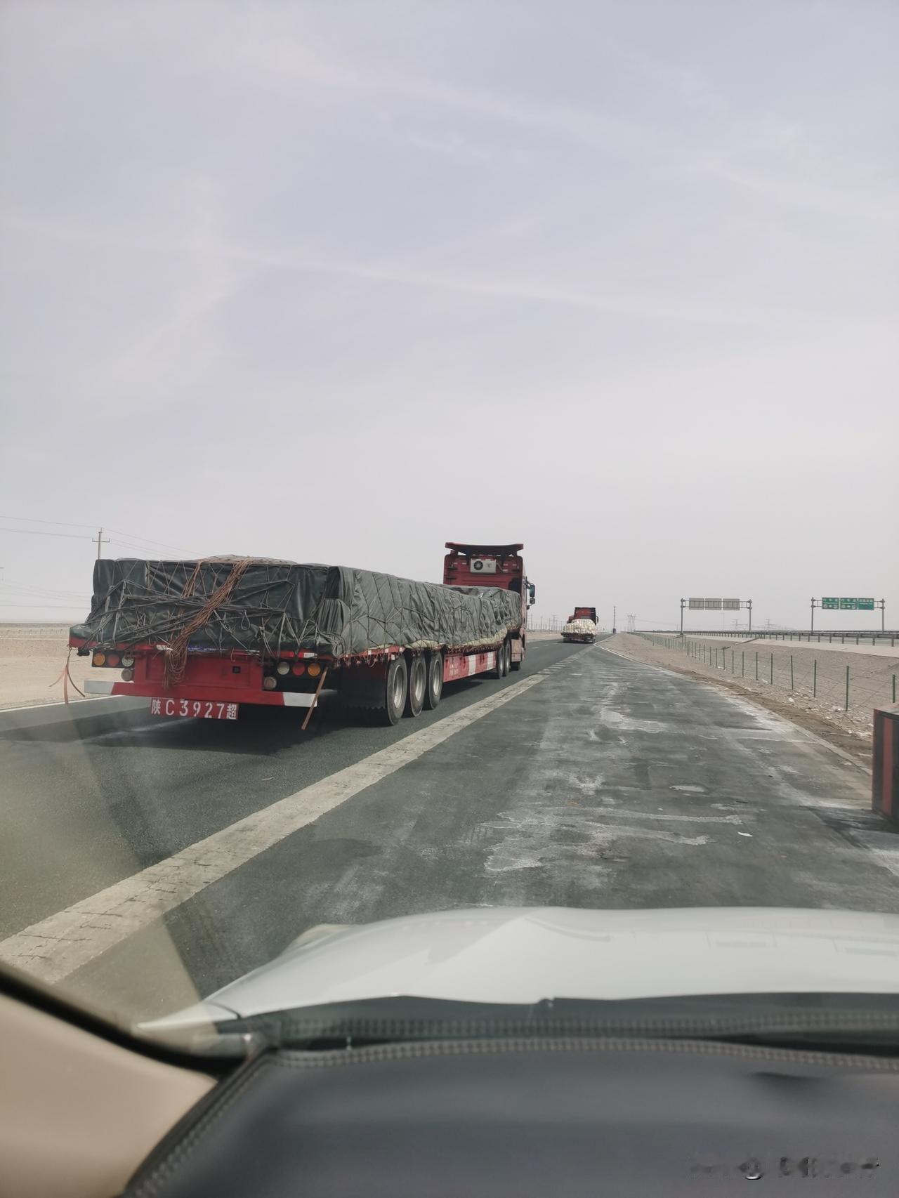 昨天和今天出了趟门，全程走的高速。这一路上，我发现一个挺明显的现象：自从油价上涨