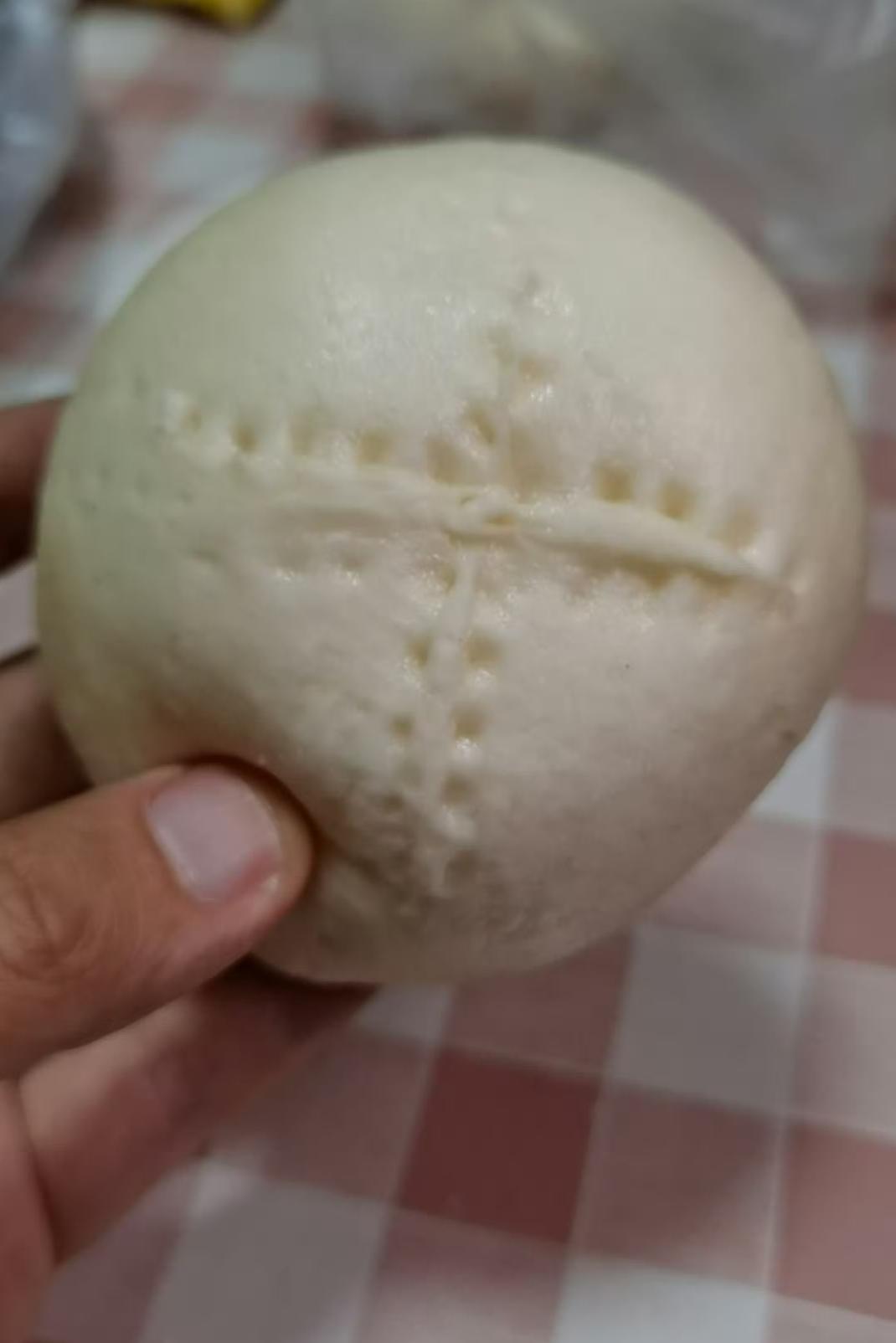 翻到了6年前在朋友家吃饭拍的照片，这是王顶堤李记豆沙包的蒸饼儿，可惜这家店已经不