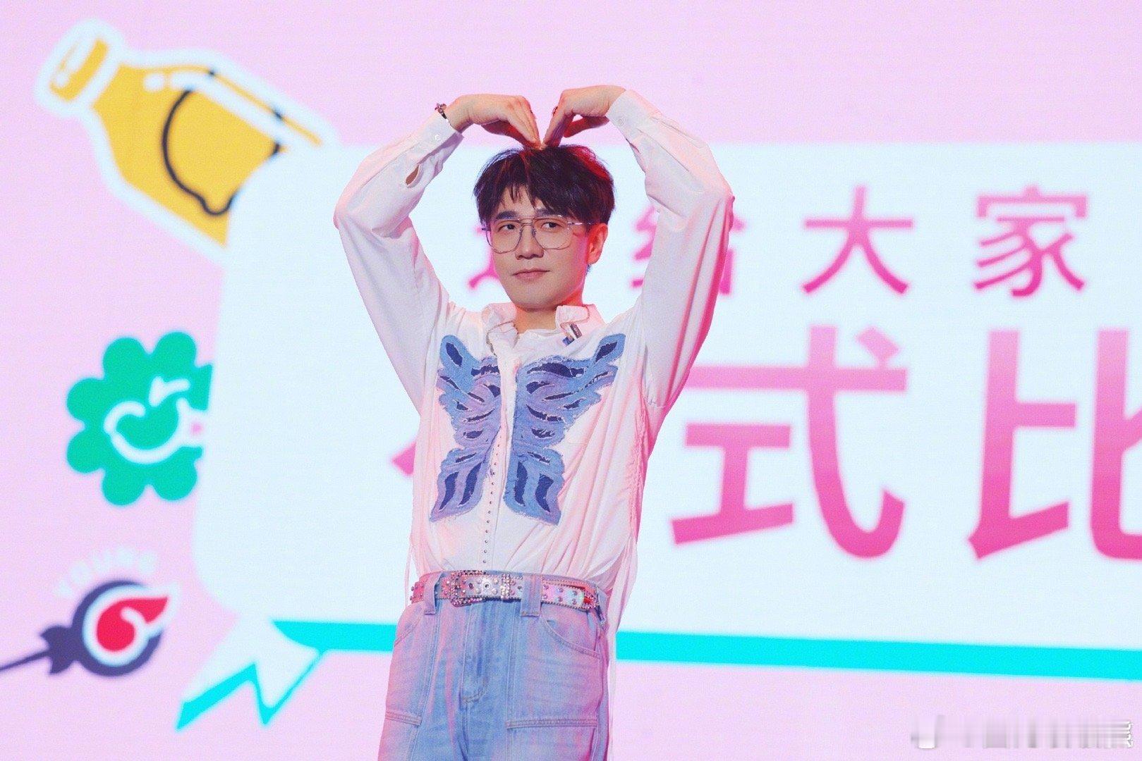 #王铮亮舞台感染力#王铮亮在舞台上面真的是非常有活力的，我们好爱这样的元气少年呀